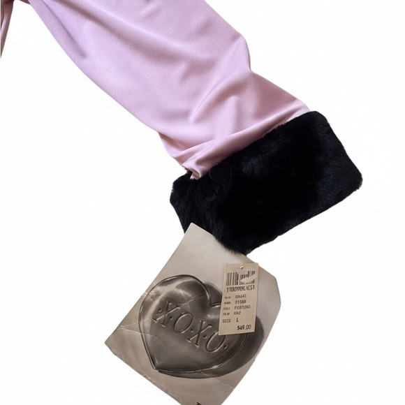 XOXO Pink Satin Sleeve with Black Fur Cuff - Picture 4 of 5